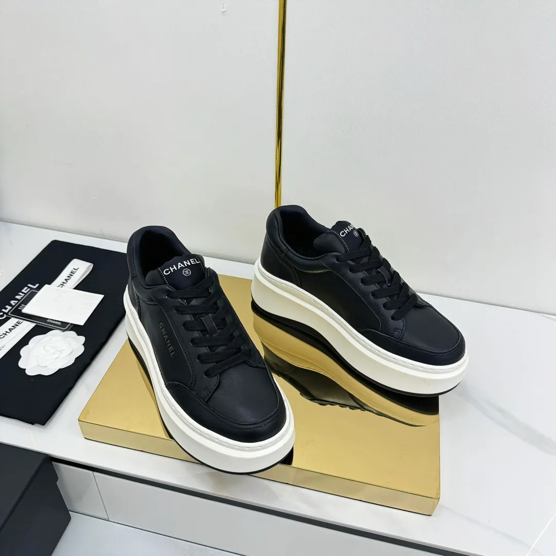 👟👟Ex-factory price 600👟👟 Upgraded version, upgraded version, upgraded version! No rebuttal accepted! ! ! ! Chanel Chanel panda shoes! 2025 counter's top casual sports shoes. This classic design; the upper is electro-embroidered with a variety of techniques; the outsole is fashionable and sporty; the unusual inclusion of a variety of color matching elements... The diversified mix and match is very good-looking and versatile, and can be used for leisure, fashion, sports, and outdoor... ꫛꫀꪝ Go➫ Materials: ❶Upper made of: original imported first-layer silk cowhide + original waterproof cloth + original first-layer cowhide ❷Inner lining: Original Yangli+Net ❸Outsole based on: Original TPU combination outsole Counter boutique packaging complete set for women 35–41 👉 👉 👉 👉 👉